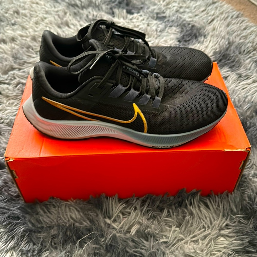 Women's NIKE AIR ZOOM PEGASUS 38 Size 9